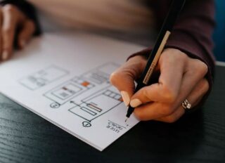 De beste gratis FSE thema’s van 2022
WordPress ontwikkelt zich geleidelijk aan richting Full Site Editing (FSE). Deze verzameling aan features werd geïntroduceerd in WordPress 5.9 “Josephine”. In de eerste instantie was het zo dat je alleen de layout van de content op je pagina’s en blogberichten kon toevoegen en bewerken met blokken – de rest van het website design werd bepaald door je WordPress thema. Nu is het echter mogelijk om je volledige website met blokken te bouwen, zonder dat je ook maar één regel code hoeft te schrijven. Dit geeft je veel meer vrijheid! Het is echter alleen mogelijk om Full Site Editing features te benutten als je WordPress thema die ondersteunt. Sommige thema’s doen dat beter dan andere. Hieronder hebben we 5 van de beste gratis FSE thema’s van 2022 voor je op een rijtje gezet.
1. BlockPress
2. Stewart
3. Tove
4. Naledi
5. Astra
Voor meer informatie kunt u de website bezoeken.
Bron: https://www.wphandleiding.nl/gratis-fse-thema-s-2022/