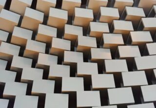 Gutenberg 12.4 introduceert verbeterde toegankelijkheid
Gutenberg 12.4 is nu beschikbaar. Met de focus op WordPress 5.9, dat op 25 januari moet worden uitgerold, is het makkelijk om te vergeten dat er ondertussen ook nog wordt doorgewerkt aan de blok editor en site editor. Deze update van de Gutenberg plugin richt zicht voornamelijk op het finetunen van bestaande features, maar introduceert ook een aantal nieuwe dingen.
- Toegankelijkheidsverbeteringen
- Herinnering aan toewijzing categorieën
- Toetsenbord sneltoetsen
Om van alle nieuwe features en verbeteringen in deze update gebruik te kunnen maken, moet je de Gutenberg plugin geïnstalleerd en geactiveerd hebben.
Voor meer informatie kunt u de website bezoeken.
Bron: https://www.wphandleiding.nl/gutenberg-12-4/